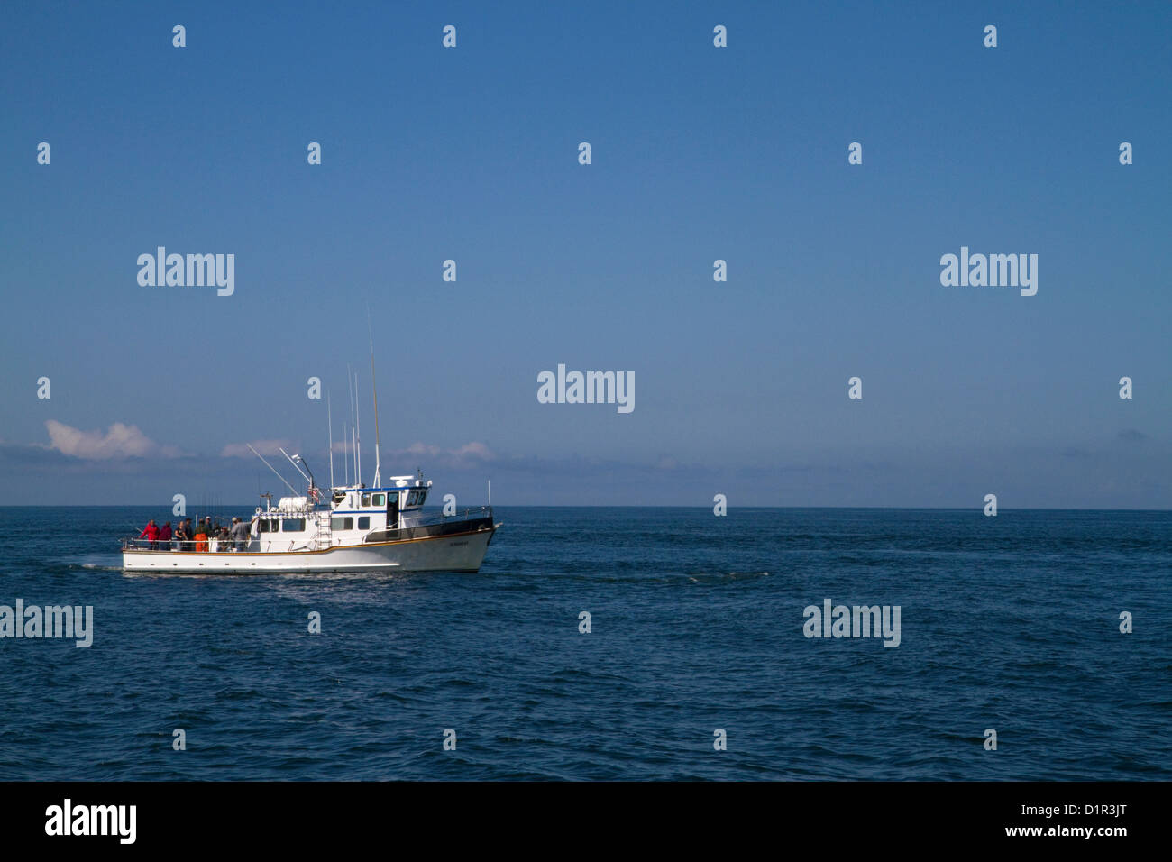 Sport barca da pesca nell'Oceano Pacifico della costa di Depoe Bay, Oregon, Stati Uniti d'America. Foto Stock