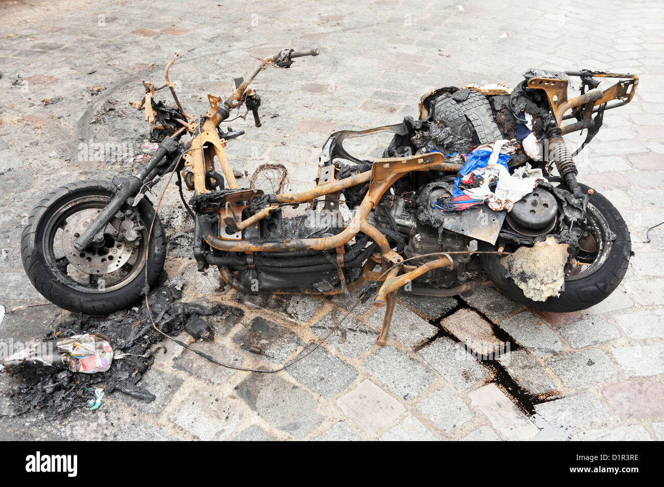 Parigi, Francia: scena seguente motociclo fire a Parigi. Una fila di veicoli parcheggiati distrutte in questo incidente Foto Stock