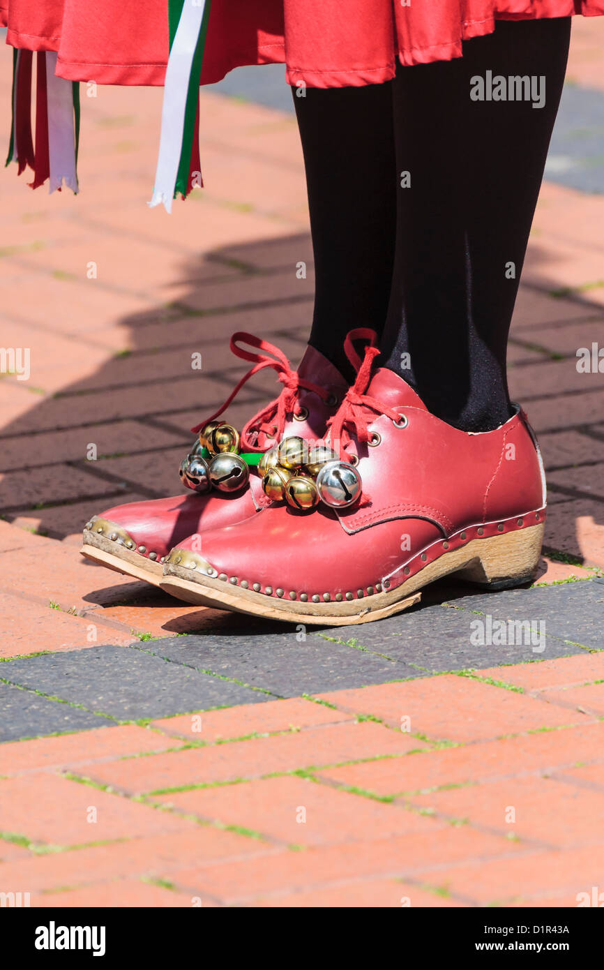 I piedi di un folk inglese ballerina con zoccoli di rosso e le campane. St  Albans, Regno Unito. 2012 Foto stock - Alamy
