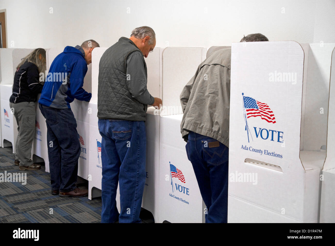 La votazione in cartone cabine di voto in corrispondenza di una stazione di polling a Boise, Idaho, Stati Uniti d'America. Foto Stock