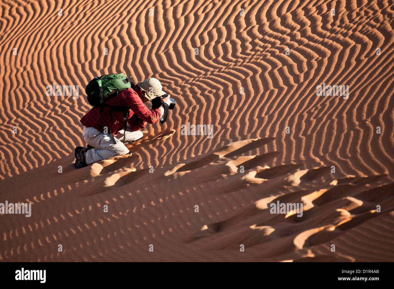 Il Marocco, M'Hamid, Erg Chigaga dune di sabbia. Deserto del Sahara. Fotografo Frans Lemmens sta immagine di sabbia-increspature. Foto Stock