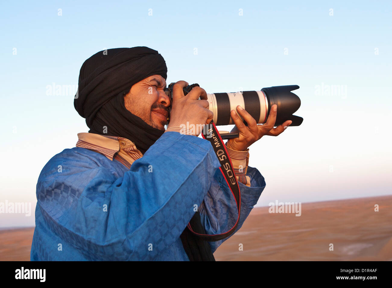 Il Marocco, M'Hamid, Erg Chigaga dune di sabbia. Deserto del Sahara. Turistica prendendo le foto di sabbia-increspature. Foto Stock
