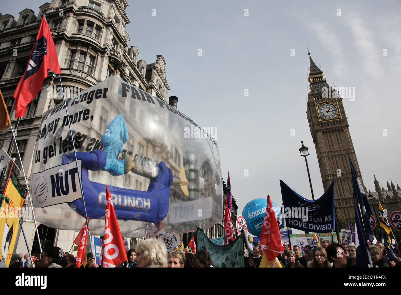 Il mese di marzo si muove pass Bug Ben. 10s di migliaia si rivelò a manifestare contro i tagli operati dal governo. Foto Stock