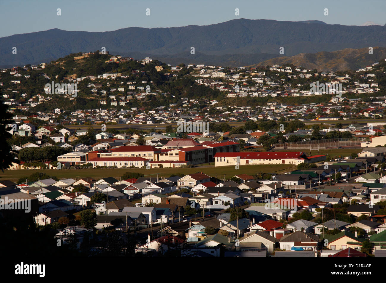 Insediamento urbano congestione attorno dall'Aeroporto di Wellington, visto da Lyall Bay's hilltop sobborghi. Foto Stock