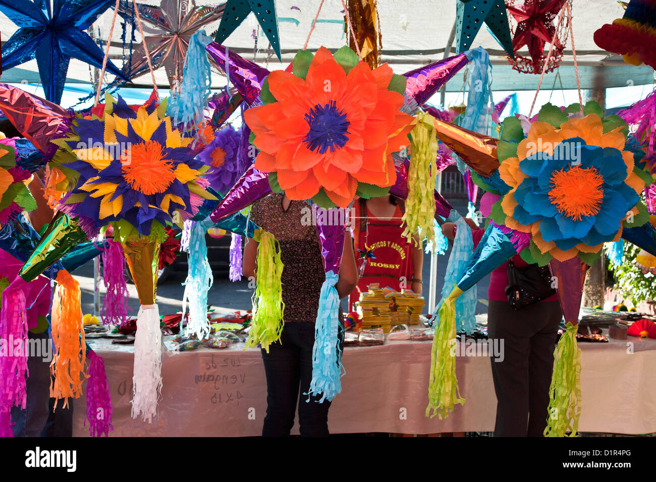 Bella con colori vividi pinatas & altre decorazioni di Natale per la vendita nel cortile di La Merced mercato Oaxaca de Juarez Foto Stock
