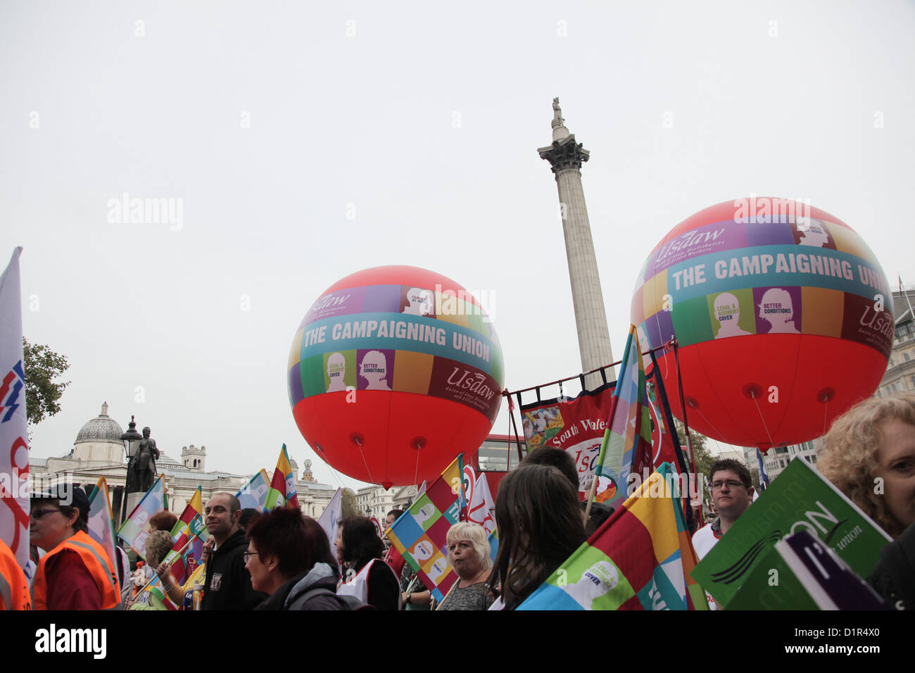 La dimostrazione si muove attraverso Trafalgar Square. 10s di migliaia si rivelò a manifestare contro i tagli operati dal governo. Foto Stock