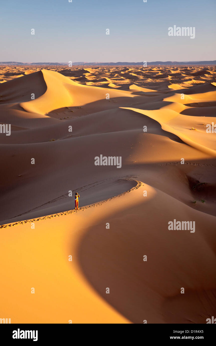 Il Marocco, M'Hamid, Erg Chigaga dune di sabbia. Deserto del Sahara. Tourist, donna, sulle dune di sabbia. Foto Stock