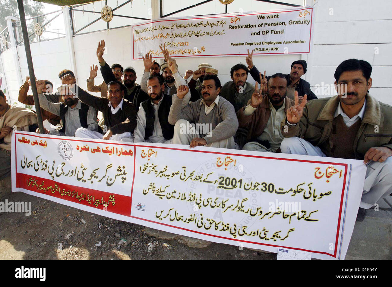 I membri di pensione privati dipendenti canto di associazione di slogan per il rilascio immediato dei loro gratuità e generali di fondo di previdenza, durante una manifestazione di protesta a Peshawar press club giovedì 03 gennaio, 2013. Foto Stock