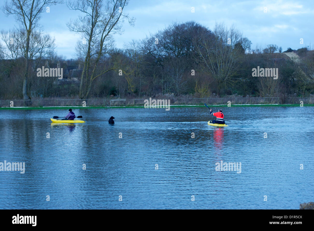 Fiume Cherwell inondazioni. Due persone in canoa sul allagato Swinbrook campo da cricket Foto Stock