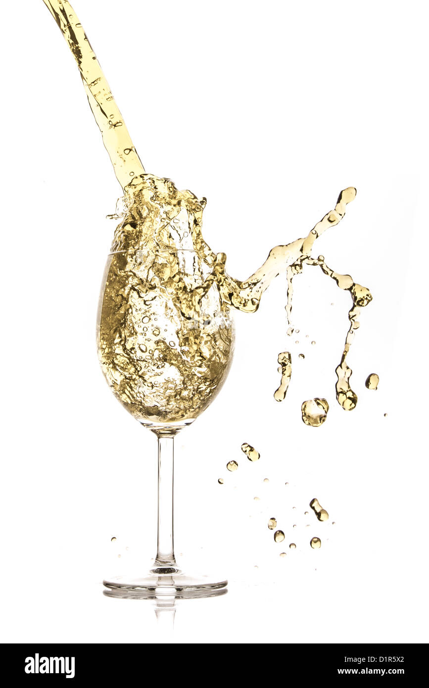 Vino bianco splash isolato su bianco Foto Stock