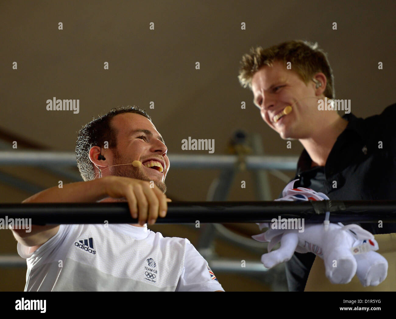 Mark Cavendish (GBR) e Jake Humphrey (commentatore BBC) ciclismo su pista Foto Stock