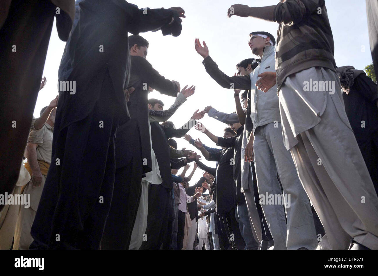 Lutto sciita battendo il loro petto durante il lutto processione in connessione di Chehlum (quarantesimo giorno lutto commemorazione) di Hazrat Imam Hussain (A.S), M.A Jinnah Road a Karachi giovedì 03 gennaio, 2013. ). Foto Stock