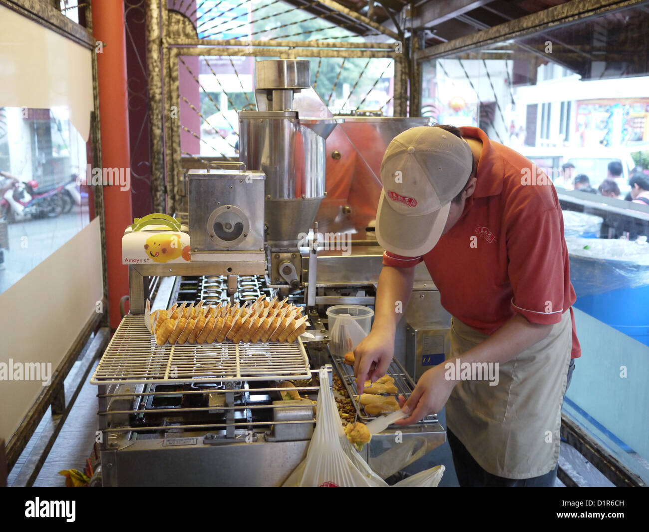 Malaysia street food snack uomo preparazione Foto Stock
