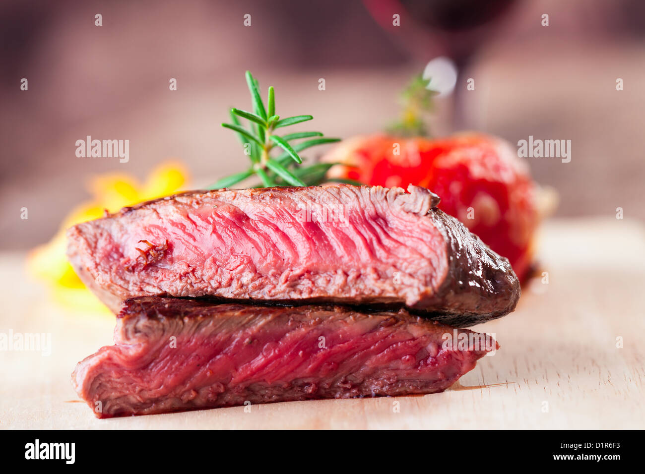 Bistecca alla griglia con patate fritte e pomodoro Foto Stock