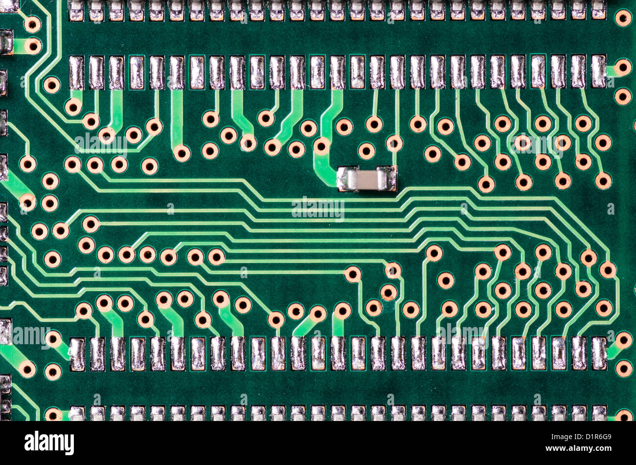 Un primo piano di una scheda a circuito stampato con contatti in argento Foto Stock