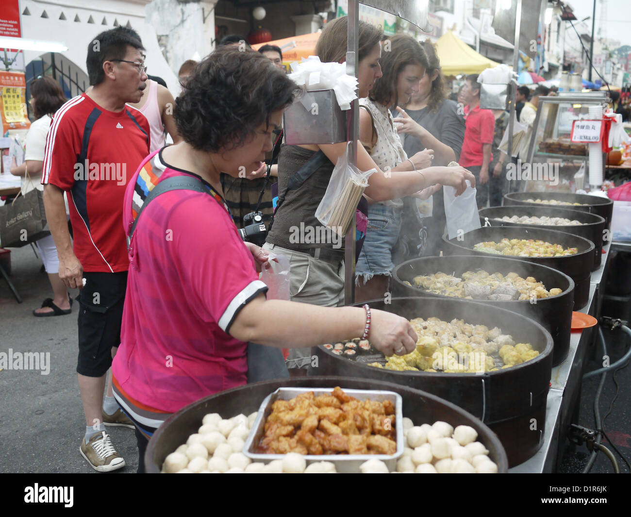Donna street food malaysia Foto Stock