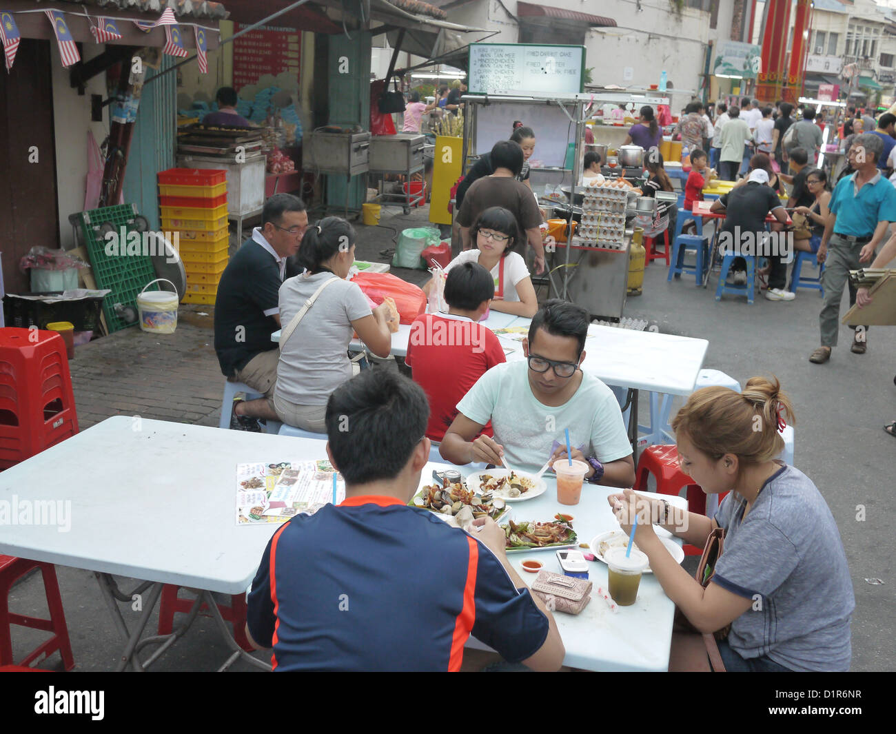 Persone mangiare all'aperto street chioschi della Malaysia Foto Stock