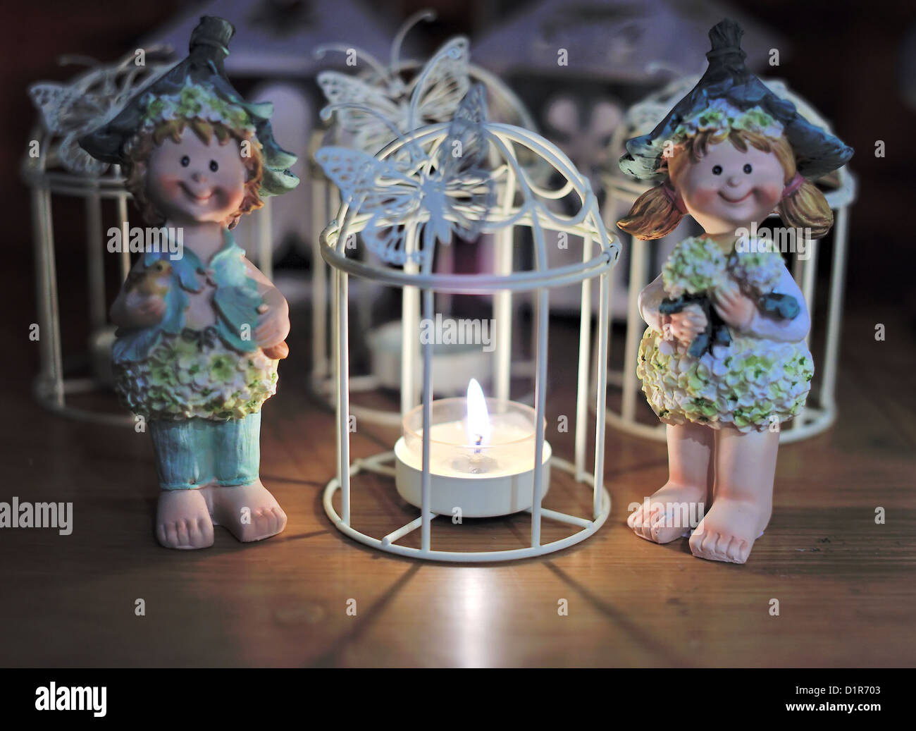 Tre Angeli seduti intorno a una candela Foto Stock