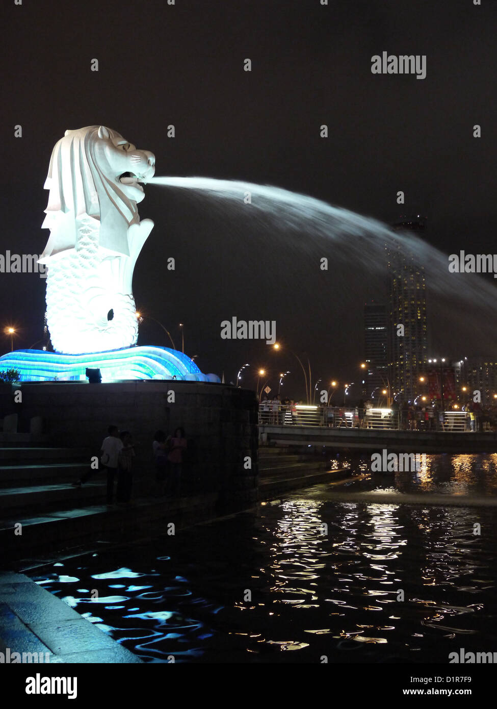 Il Merlion è una mitica creatura con la testa di un leone e il corpo di un pesce ed è una statua di firma di Singapore. Foto Stock
