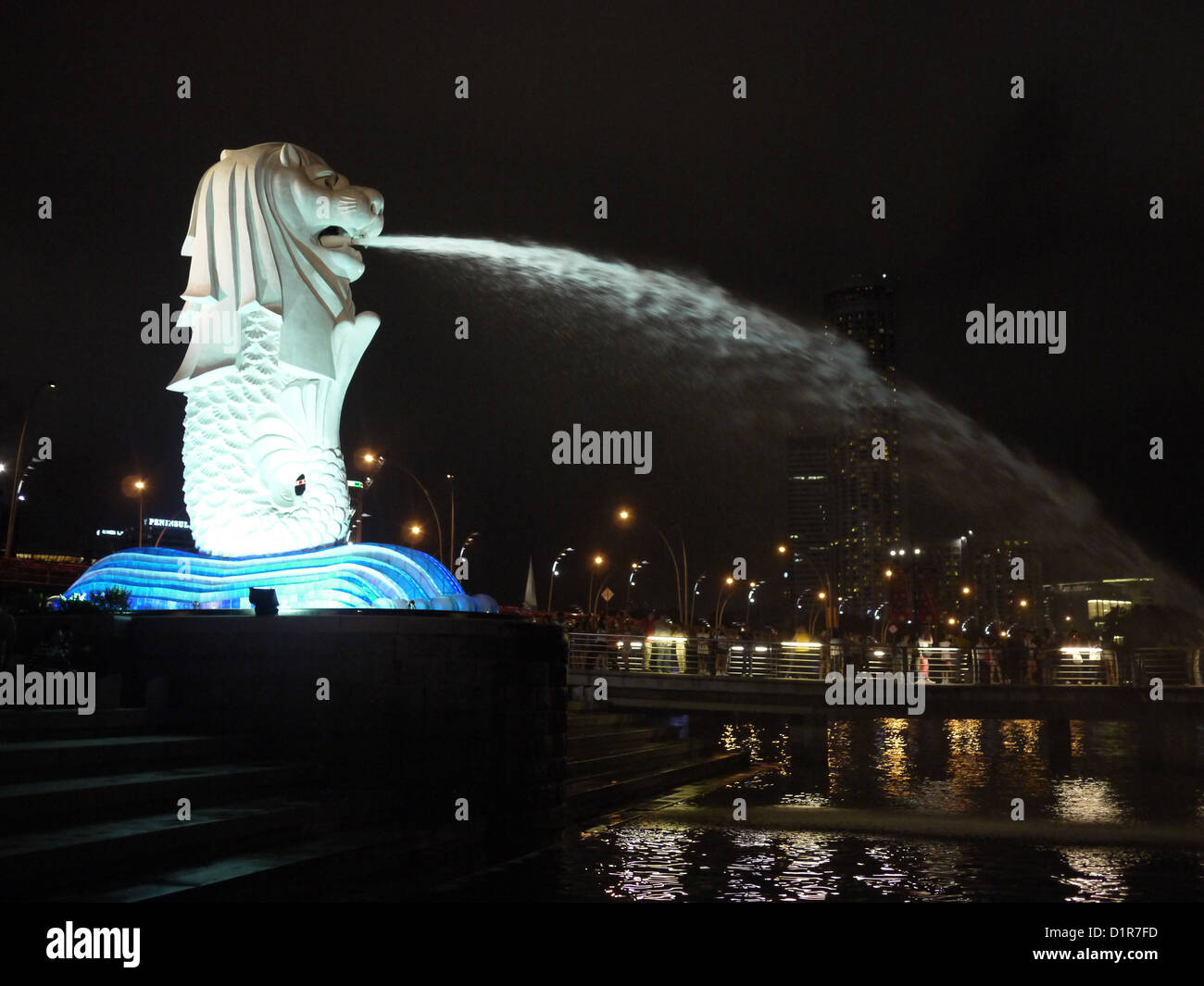 Il Merlion è una mitica creatura con la testa di un leone e il corpo di un pesce ed è una statua di firma di Singapore. Foto Stock