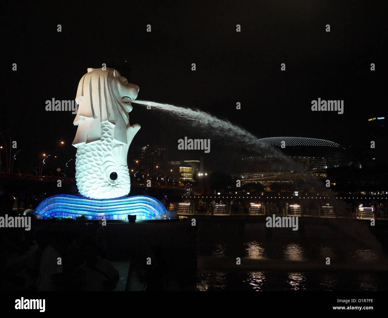 Il Merlion è una mitica creatura con la testa di un leone e il corpo di un pesce ed è una statua di firma di Singapore. Foto Stock