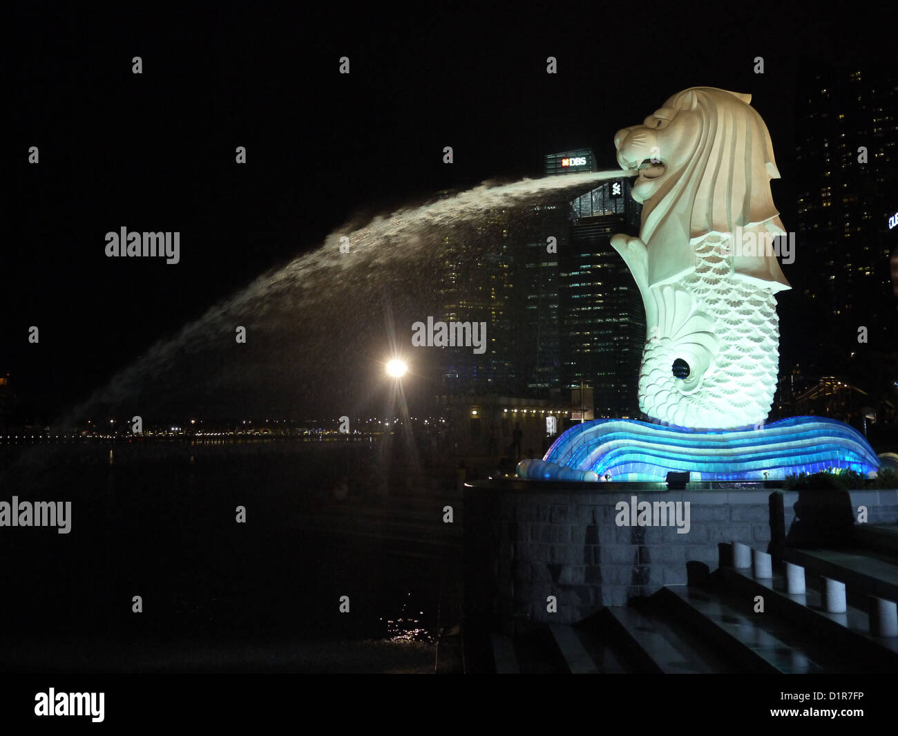 Il Merlion è una mitica creatura con la testa di un leone e il corpo di un pesce ed è una statua di firma di Singapore. Foto Stock