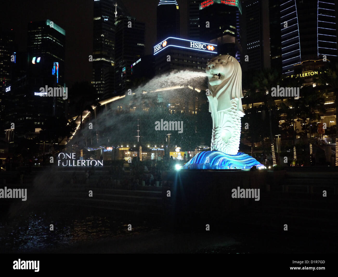 Il Merlion è una mitica creatura con la testa di un leone e il corpo di un pesce ed è una statua di firma di Singapore. Foto Stock