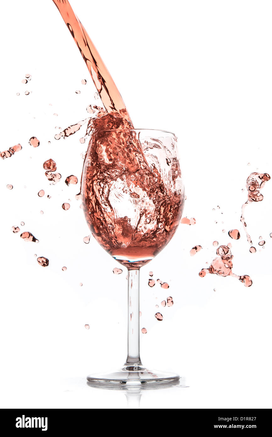 Vino rosato schizzare su sfondo bianco Foto Stock