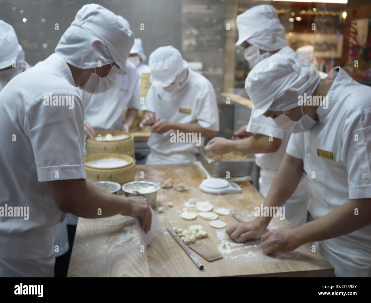 Chef asiatico rendendo gnocchi Cinesi cucina Foto Stock