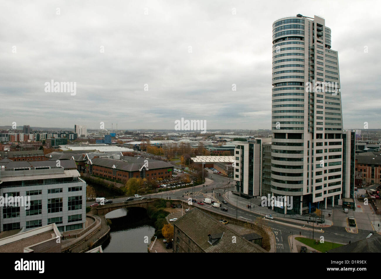 Leeds; Bridgewater Place e il fiume Aire Foto Stock