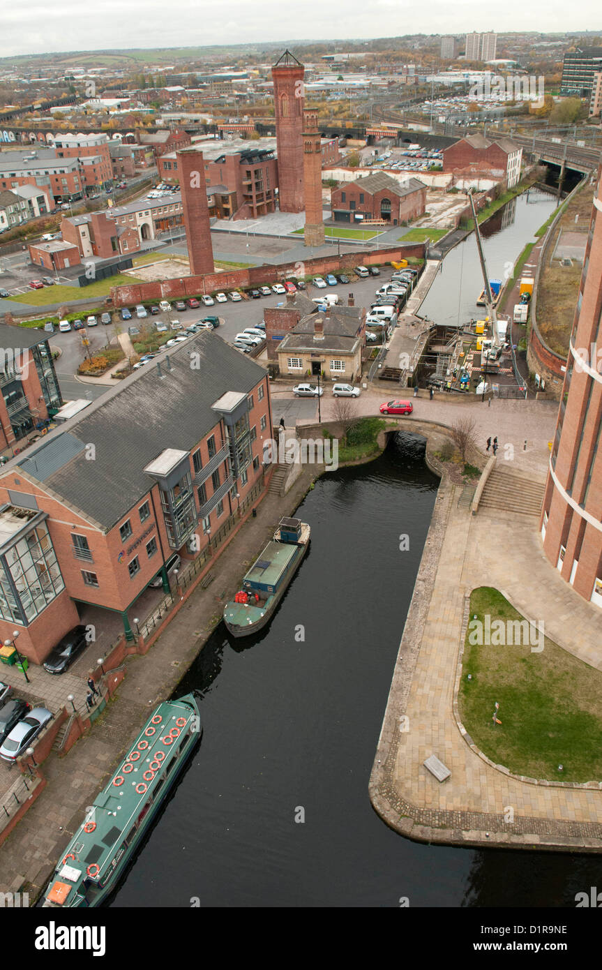 Office serratura; Leeds e Liverpool canal, Leeds; sostituzione di un cancello di bloccaggio Foto Stock