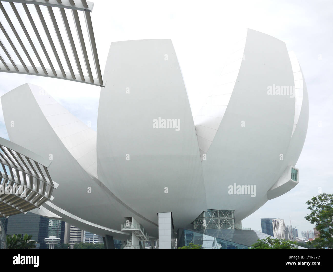 Singapore ArtScience Museum è il primo al mondo di arte e il museo della scienza. La sua struttura assomiglia a quella di un bianco fiore di loto. Foto Stock