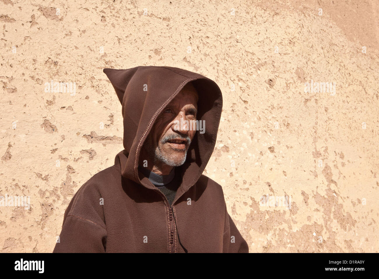 Il Marocco, Ouarzazate, uomo in abito tradizionale. Foto Stock