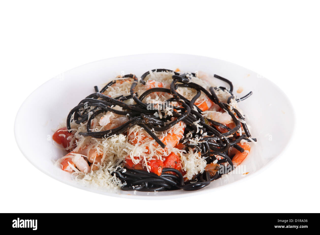 Il nero di seppia spaghetti con sugo di pomodoro e formaggio parmigiano isolato su bianco Foto Stock