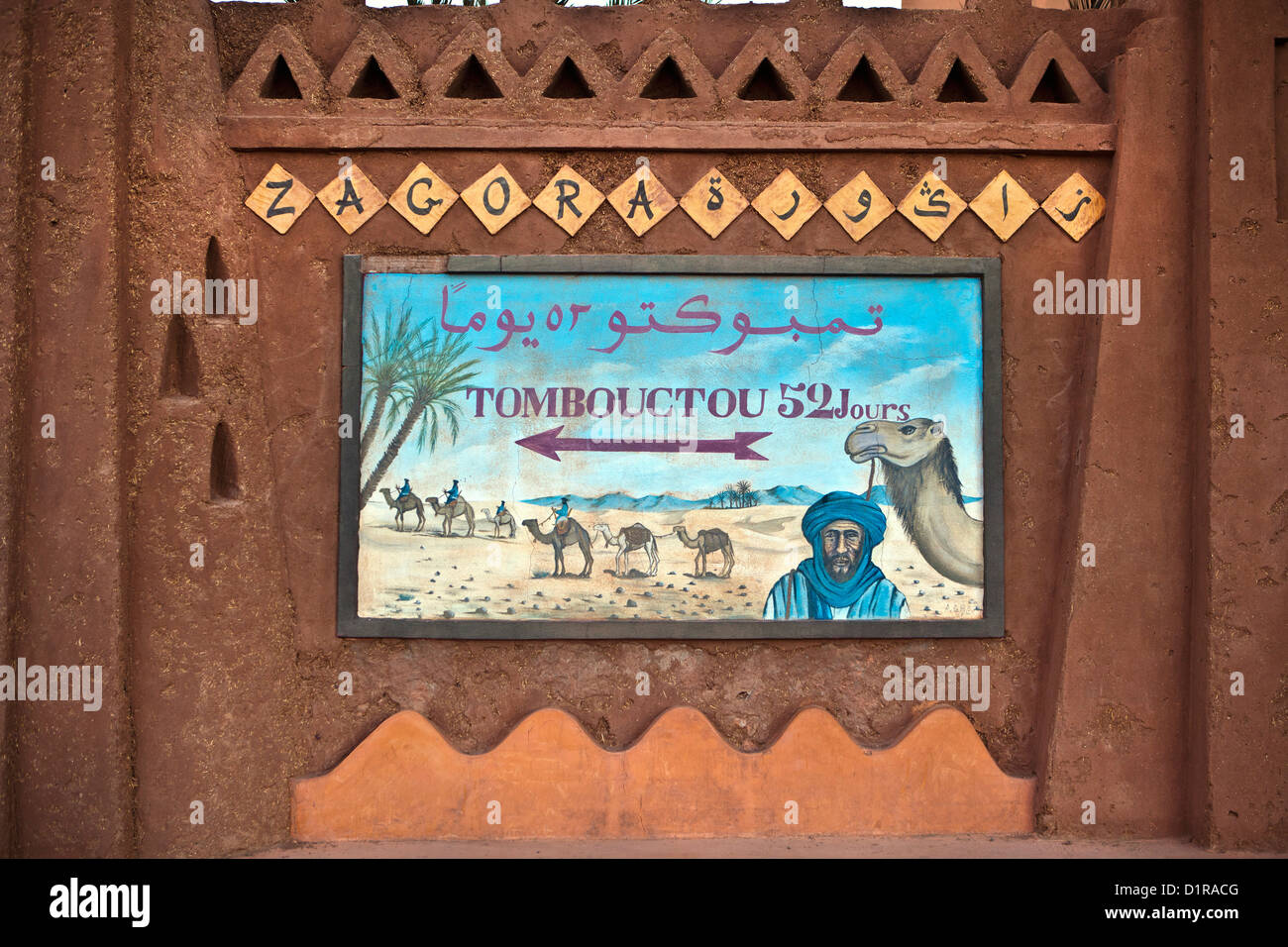 Il Marocco, Zagora, strada segno del cammello Tombouctou 52 jours. Timbuctu 52 giorni. Foto Stock