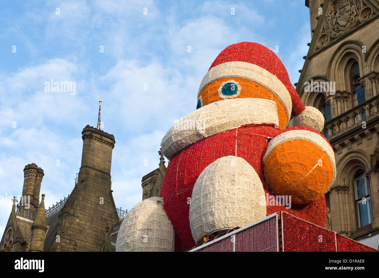 Gigante Santa figura al di fuori di Manchester Town Hall di Albert Square, England, Regno Unito Foto Stock