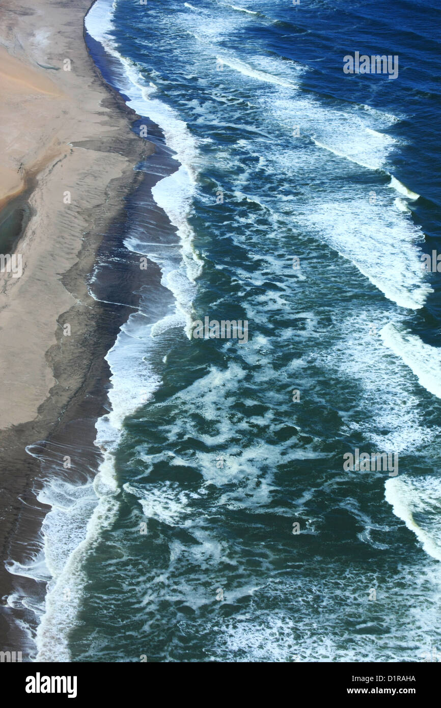 Una veduta aerea del litorale su Skeleton Coast Foto Stock