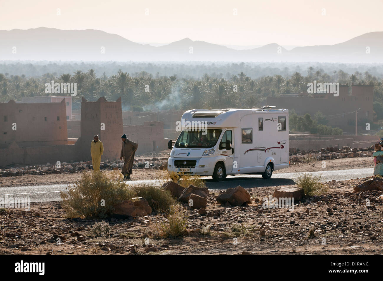 Il Marocco, vicino a Zagora, kasbah Ziwane vicino a hotel Dar El Hiba. Tramonto sull'oasi e palme. kasbah e ksar. Camper. Foto Stock