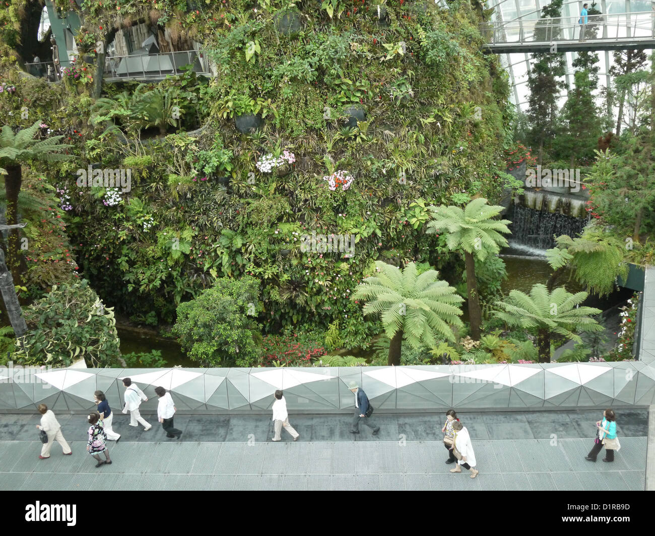 I turisti in visita a Singapore 'Giardini sulla Baia' Foto Stock