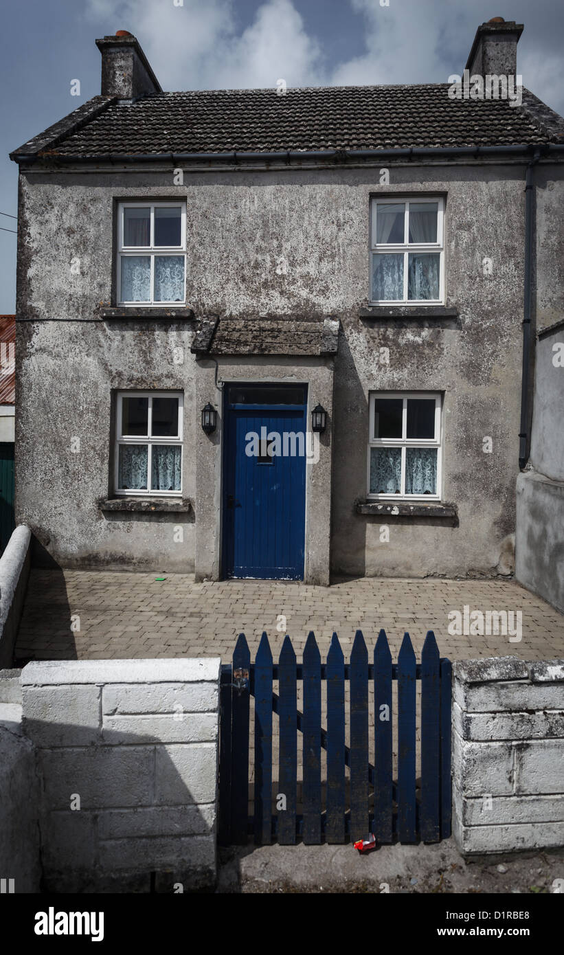 Casa irlandese con porta e cancello blu Foto Stock