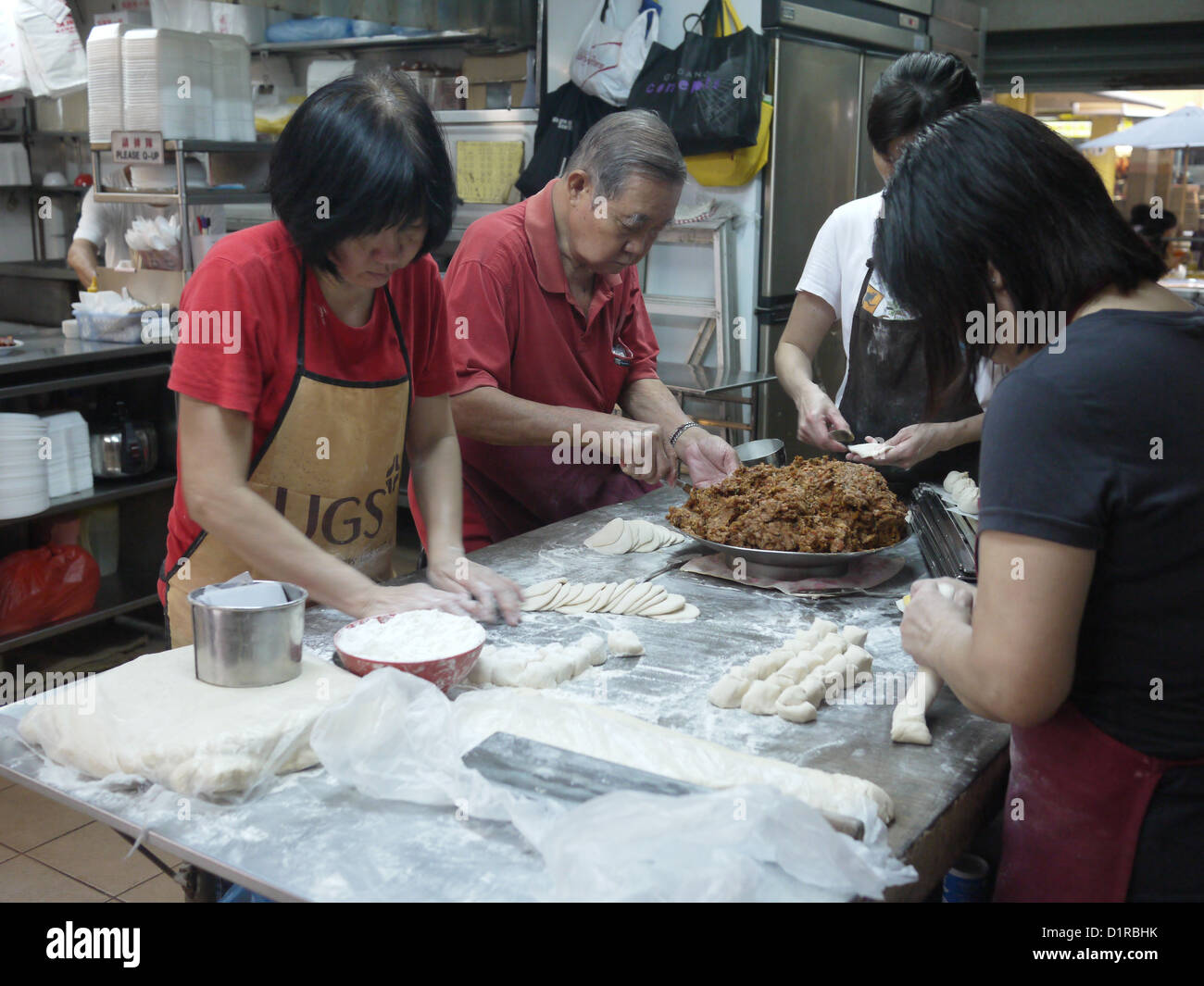 Asian ristorante a conduzione familiare e rendendo gnocchi Foto Stock