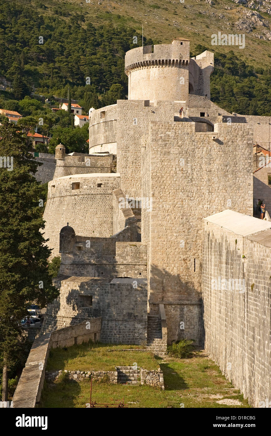 Elk192-3263v Croazia, Dalmazia, Dubrovnik, città di mura difensive e torri Foto Stock