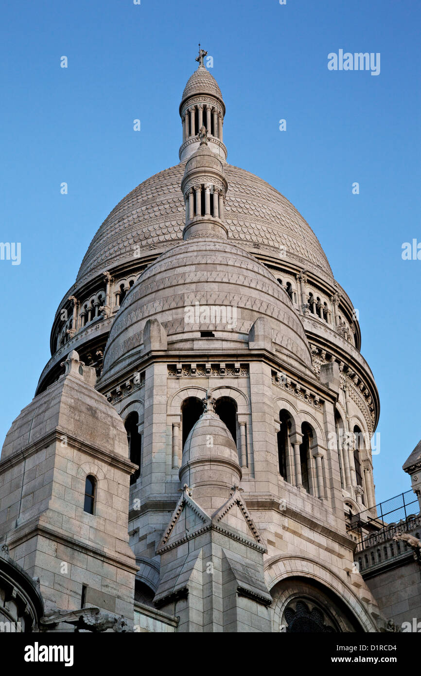 Le cupole del Sacre Coeur basilica nella luce della sera. Montmartre, Parigi, Francia Foto Stock