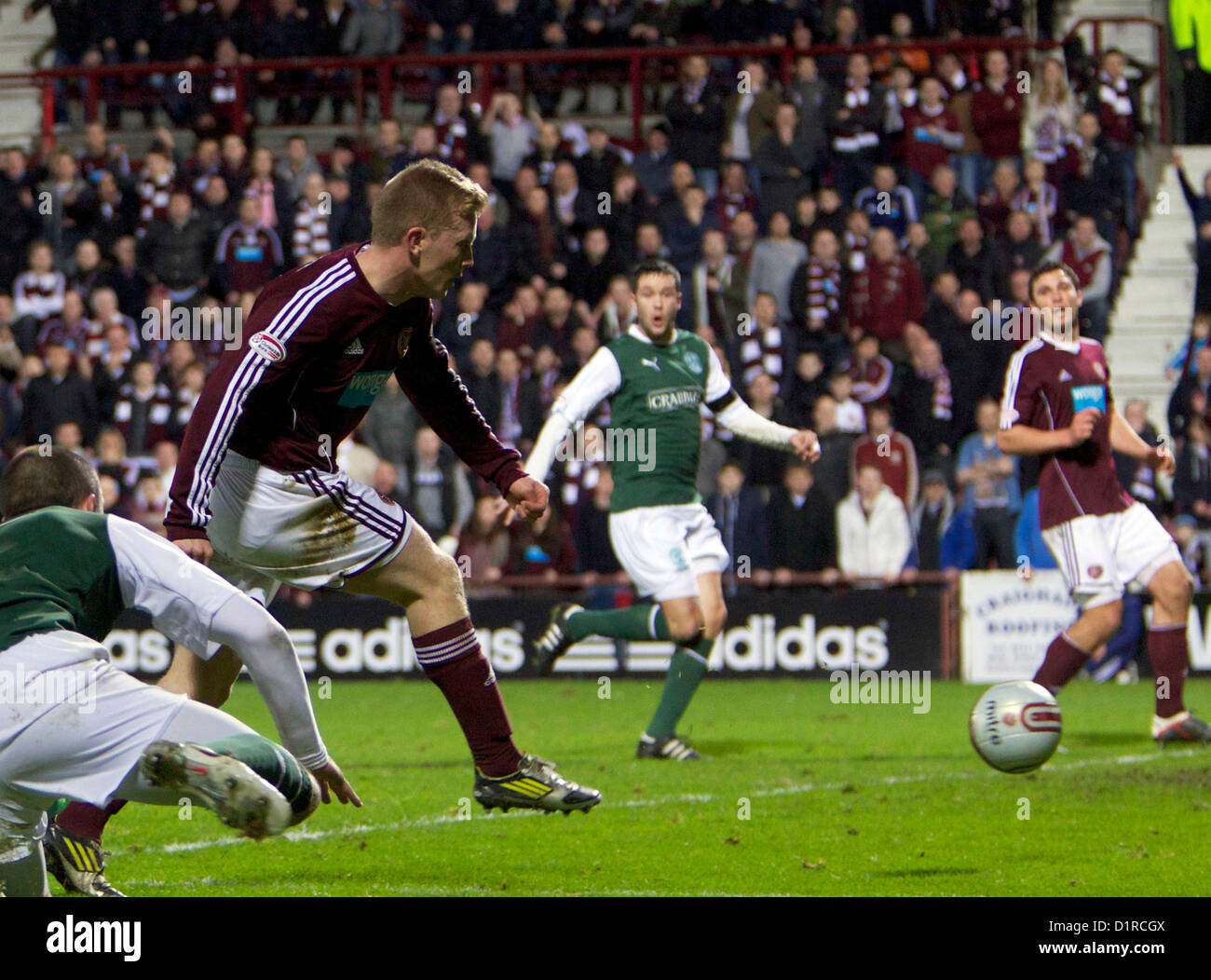 03.01.2012 Edimburgo, Scozia. Cuori Andy Driver invia un colpo ampia durante il Clydesdale Bank, Premier League Scozzese gioco e 1a Edimburgo Derby gioco del 2013 tra il cuore di Midlothian e Hibernian da Tynecastle Stadium. Foto Stock