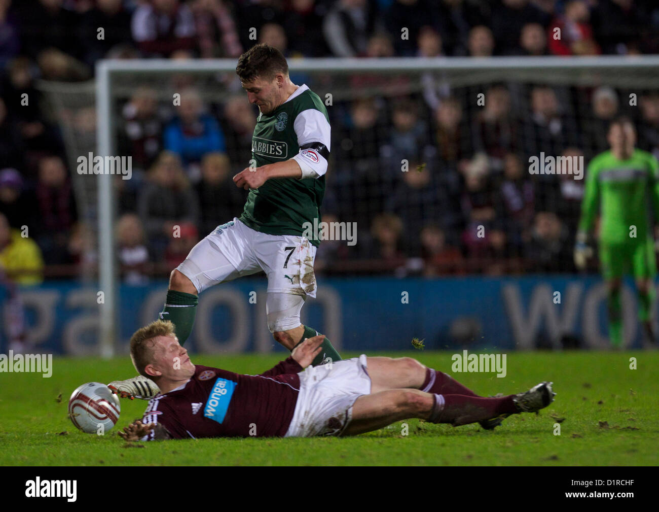 03.01.2012 Edimburgo, Scozia. Cuori Andy conducente scorre in su Hibs Garry Deegan durante la Clydesdale Bank Premier League Scozzese gioco e 1a Edimburgo Derby gioco del 2013 tra il cuore di Midlothian e Hibernian da Tynecastle Stadium. Foto Stock