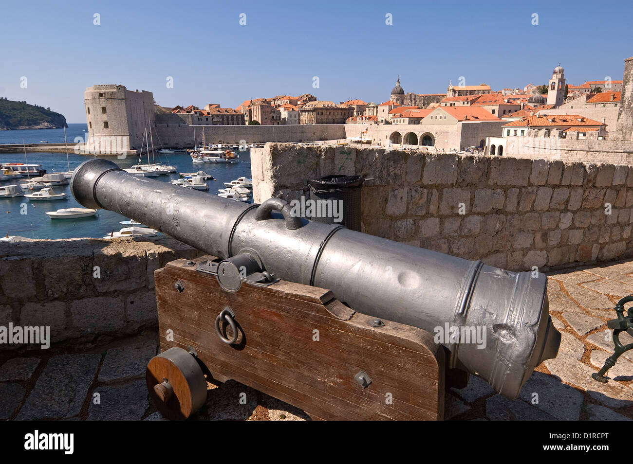 Elk192-3290 Croazia, Dalmazia, Dubrovnik, Porto Vecchio con il cannone Foto Stock