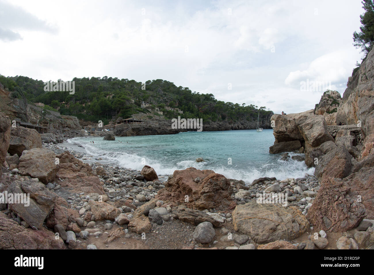 Cala Deia è una piccola baia con un po' di spiaggia e due ristoranti. Questo è Ca's Patro Marzo Foto Stock