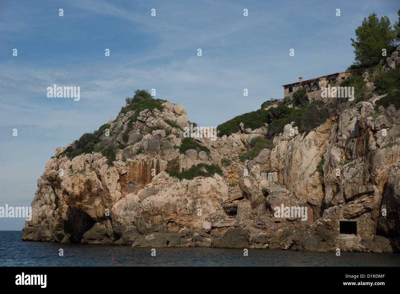 Cala Deia è una piccola baia con un po' di spiaggia e due ristoranti. Molti escursionisti da Soller prendere un pranzo e un tuffo qui. Foto Stock