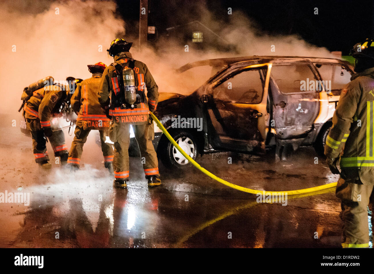 La polizia di Toronto chiuso il traffico in entrambe le direzioni sul Bathurst St. a Wilson Ave. Martedì dopo le due vetture si sono scontrate e scoppiò in f Foto Stock