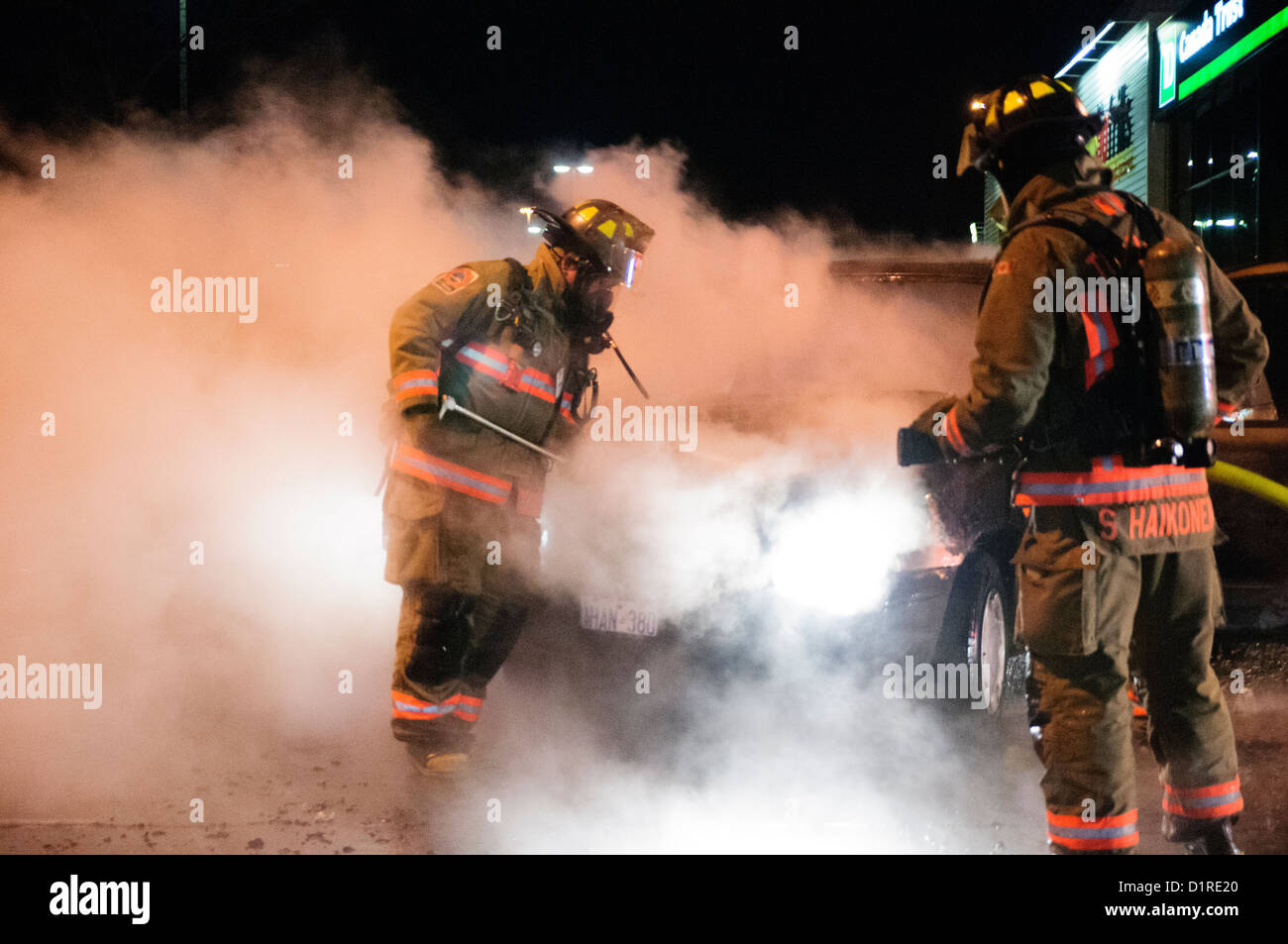 La polizia di Toronto chiuso il traffico in entrambe le direzioni sul Bathurst St. a Wilson Ave. Martedì dopo le due vetture si sono scontrate e scoppiò in f Foto Stock